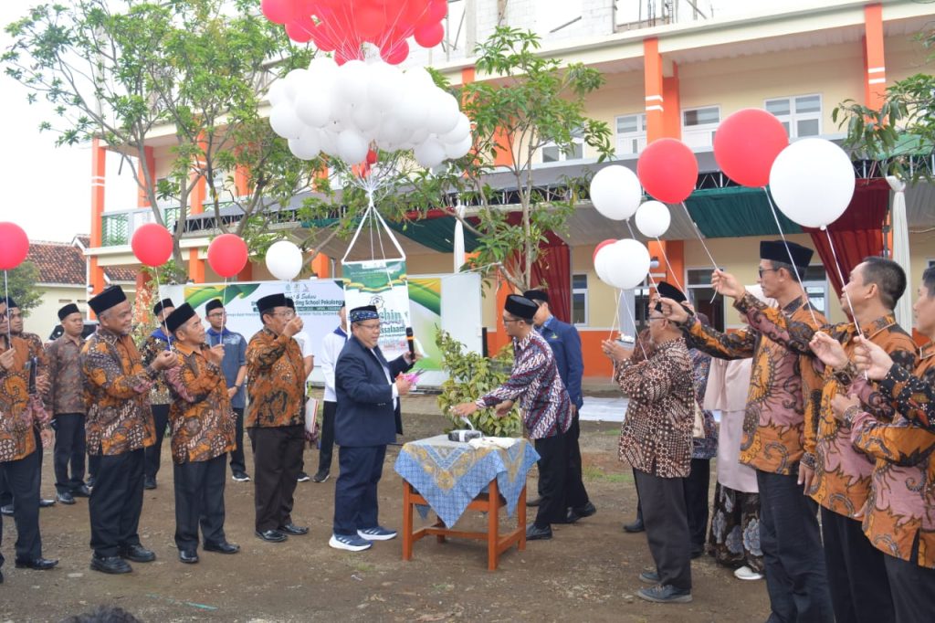 Pelepasan Balon Merah Putih Dalam Launching SMA IT Assalaam Boarding School Pekalongan dipimpin oleh Dr. Sukro Muhab, M.Si, Ketua Pembina JSIT Pusat