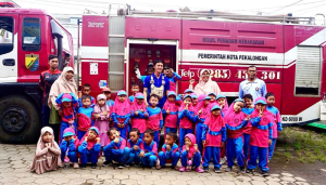Read more about the article Sirene Berbunyi ! TKIT Ulul Albab 2 Kota Pekalongan : Kunjungan Edukatif ke Pemadam Kebakaran