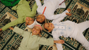 Read more about the article Anak Kurang Bersosialisasi? Ini Tips Melatih Interaksi Anak