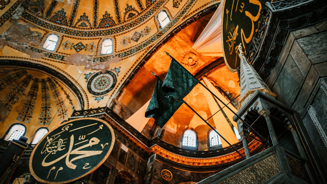 Kaligrafi nama Rasulullah dalam ornamen masjid