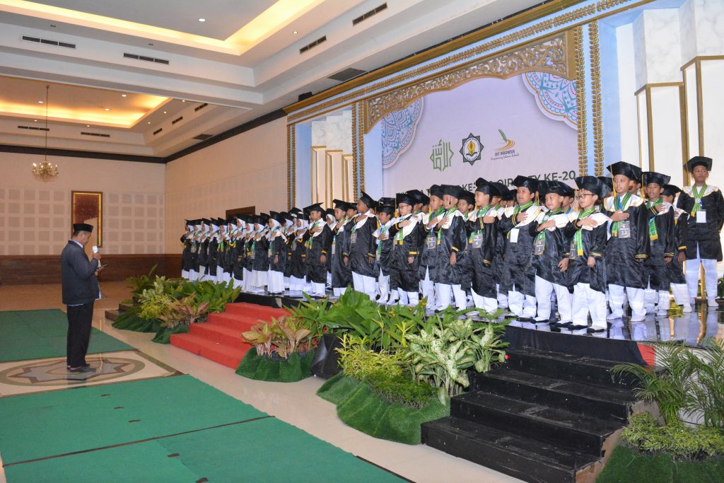 Siswa SDIT Ulul Albab mengikuti prosesi wisuda Qiroati