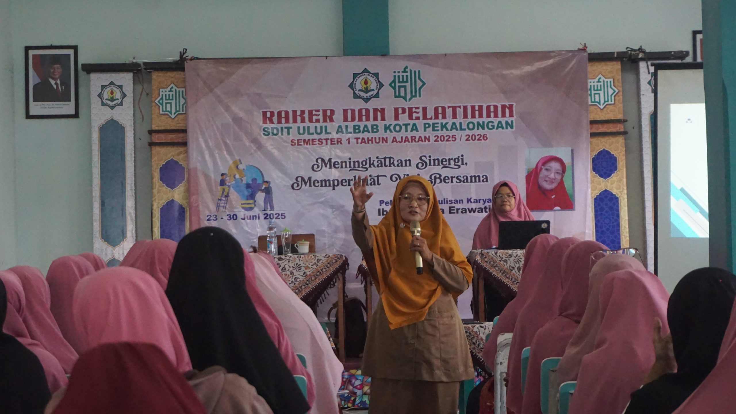 Pelatihan Guru sebagai Pembuka Rapat Kerja SDIT Ulul Albab