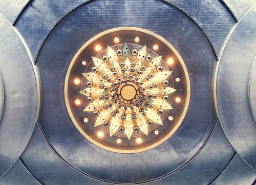 Lampu kristal masjid