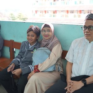 Read more about the article Mengapa Keluarga Adalah Madrasah Pertama? Inilah Fondasi Parenting Islami yang Sering Terlupakan