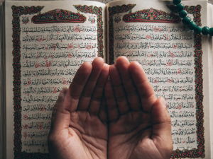 Read more about the article 10 Doa-Doa Harian Lengkap: Arab, Latin, dan Artinya untuk Diamalkan Sehari-hari!