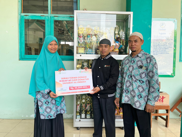 You are currently viewing Sahabat Al Ummah Serahkan Wakaf AC untuk Santri Penghafal Al-Qur’an di Assalaam Boarding School Pekalongan