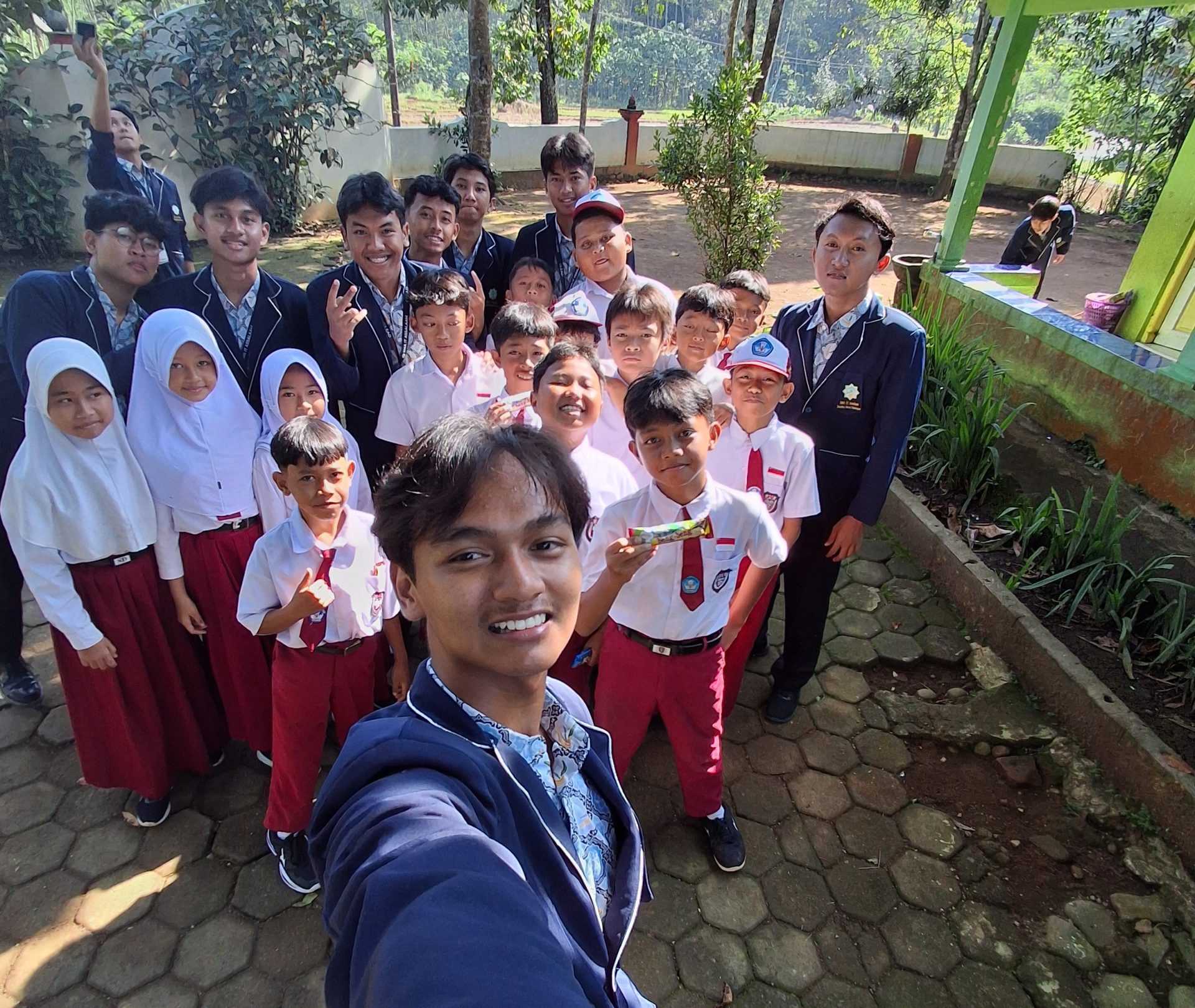 You are currently viewing Bukan Konvoi atau Hura-Hura, Siswa SMAIT Assalaam Pekalongan Rayakan Kelulusan Lewat Program Pengabdian Masyarakat.